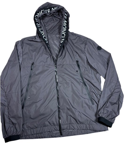 Moncler windbreaker (XL)